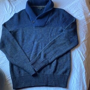 Banana Republic Men's Dark Blue Sweater size small